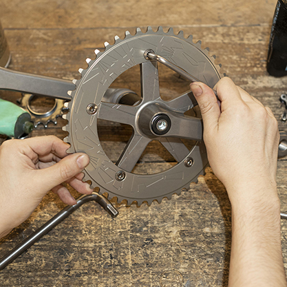 close-up-hands-repairing-bike-parts Retenedor R38